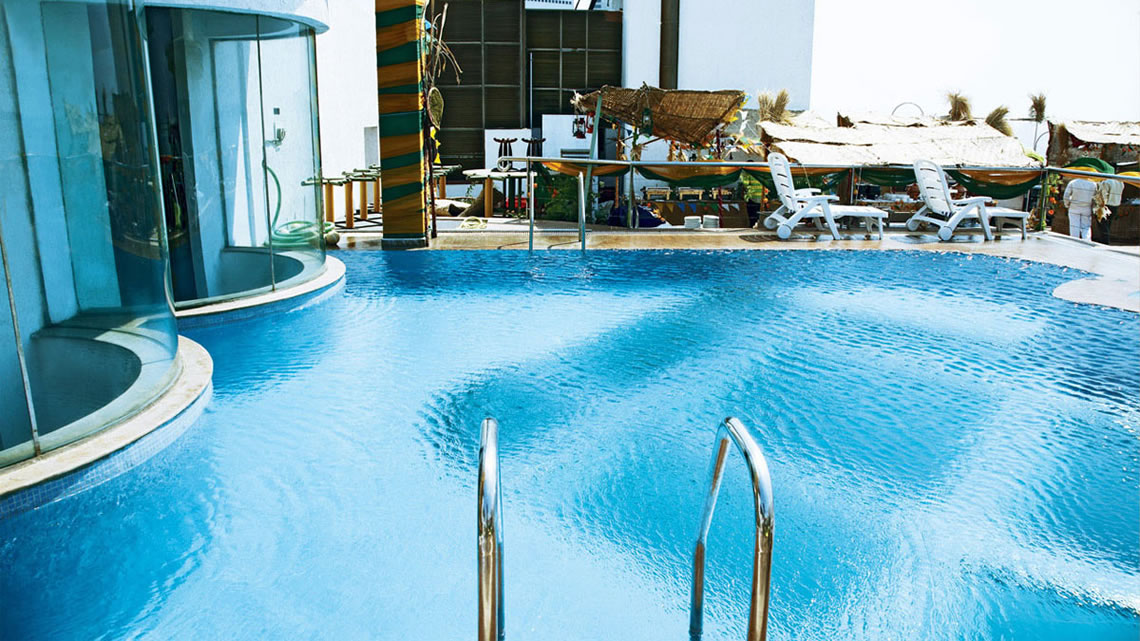 Glass Bottom Pool Img02